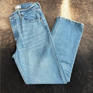 Abercrombie & Fitch “The 90s Straight Ultra High Rise”